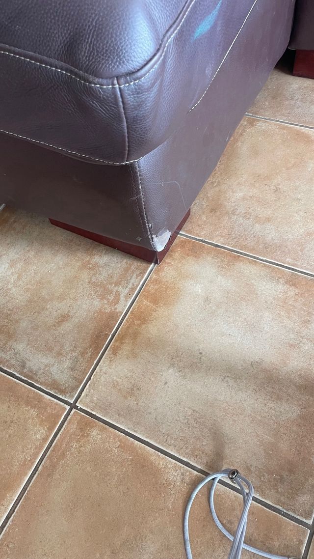 Sofá de piel marrón