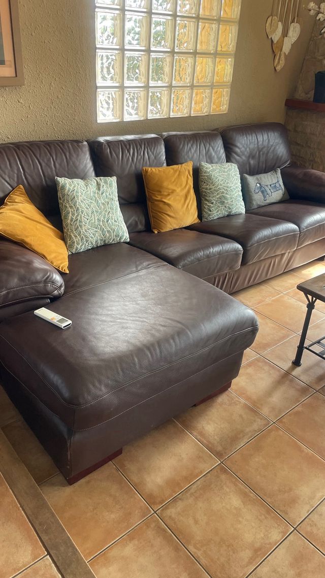 Sofá de piel marrón