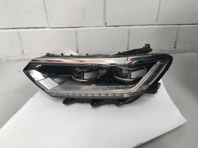 Faro Izquierdo Wolsvagen Passat Inundado