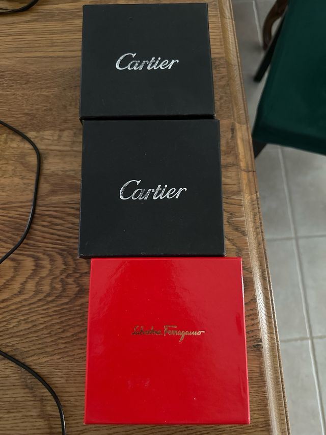 Cajas de regalo Cartier y Ferragamo