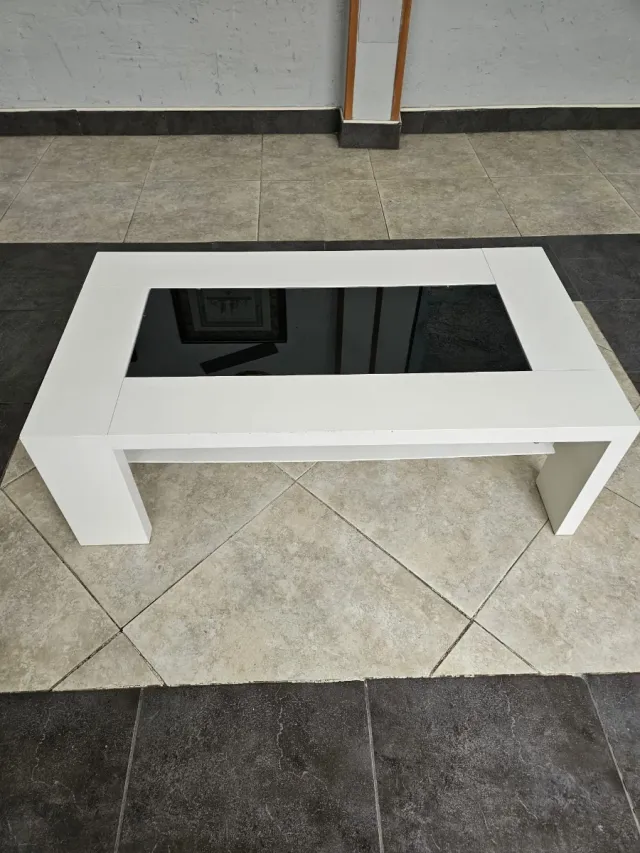 tavolo bianco con vetro nero