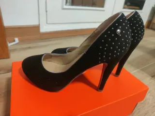 Zapatos de tacón negros con tachuelas