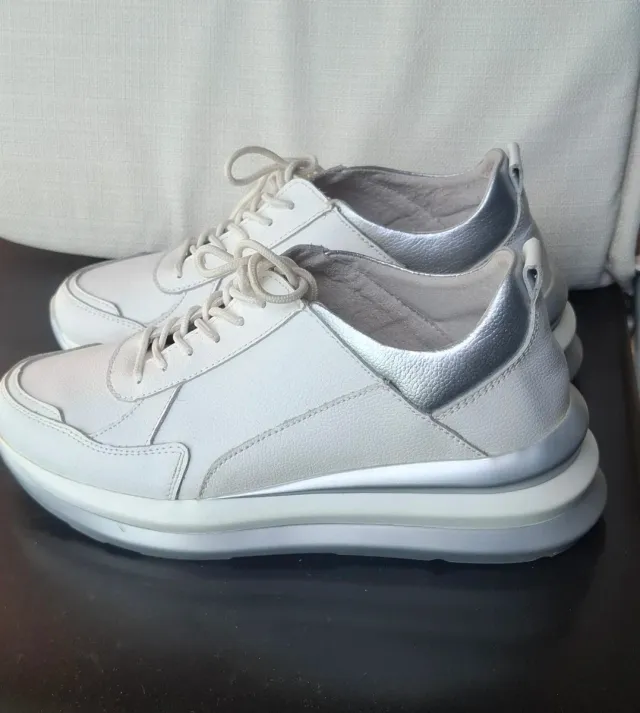 Zapatos de piel blancos y plateados T38