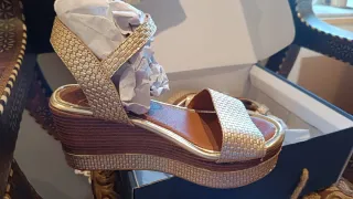 Sandalias doradas.