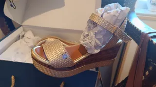 Sandalias doradas.