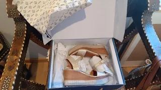 Sandalias doradas.