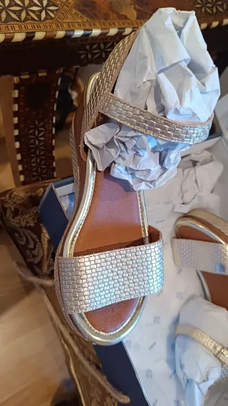 Sandalias doradas.