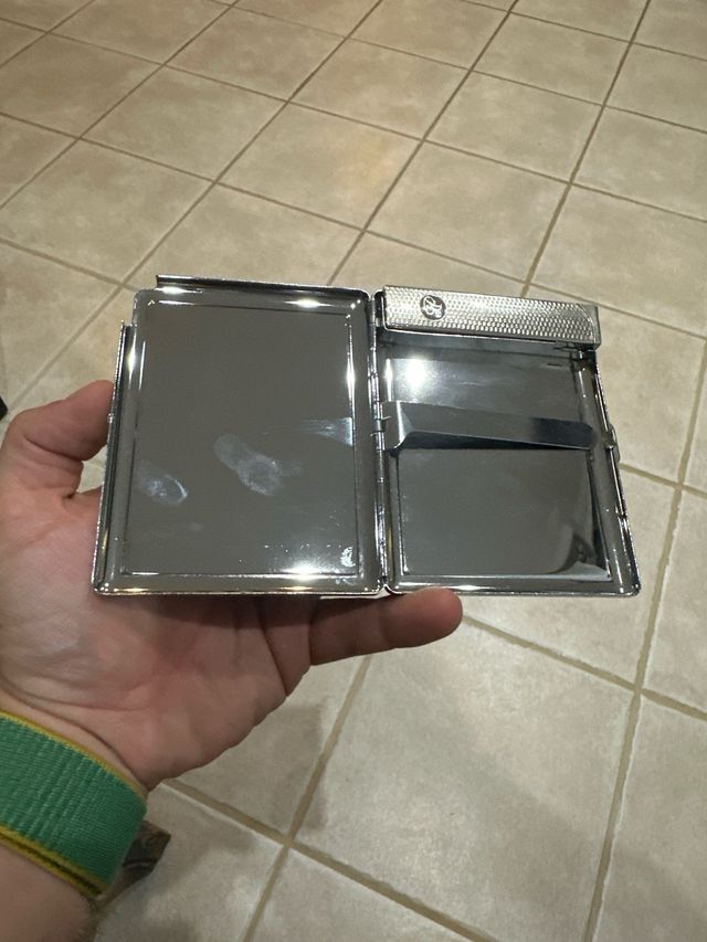 Pitillera metálica negra