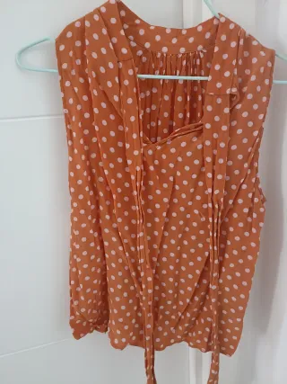 Blusa naranja con lunares blancos