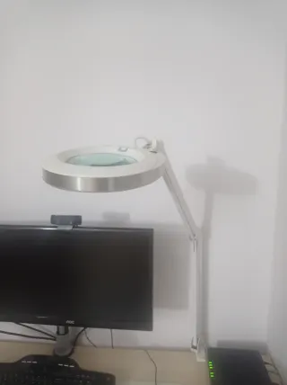 Lámpara lupa articulada