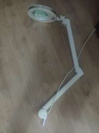 Lámpara lupa articulada