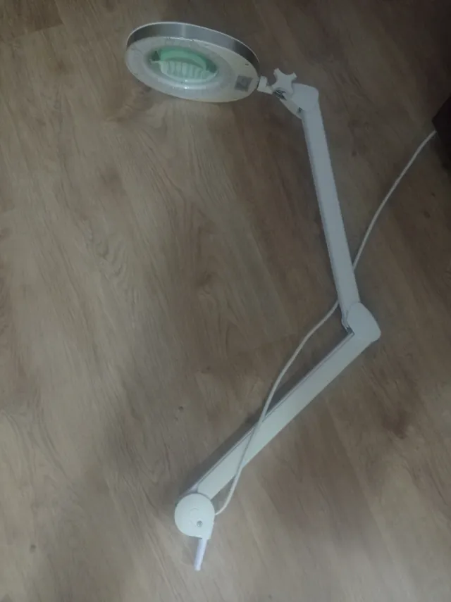 Lámpara lupa articulada
