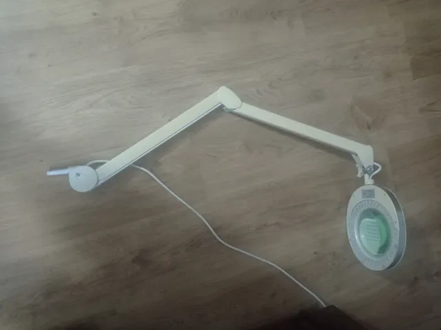 Lámpara lupa articulada