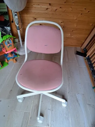 Silla infantil rosa de escritorio regulable