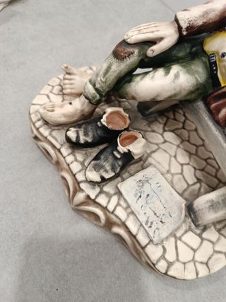 Figura Hombre Sentado en Banco