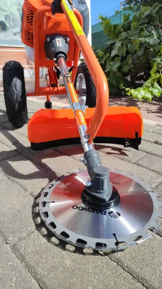 Desbrozadora con ruedas y disco