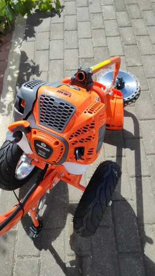 Desbrozadora con ruedas y disco
