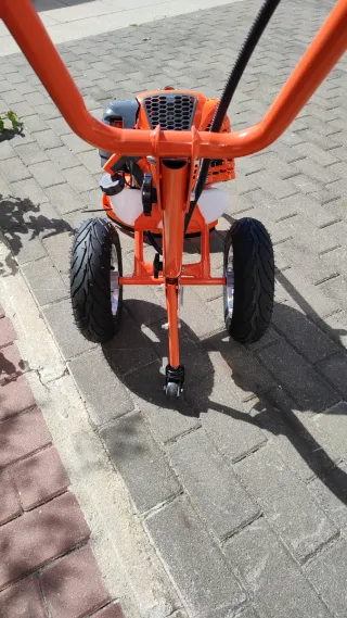 Desbrozadora con ruedas y disco