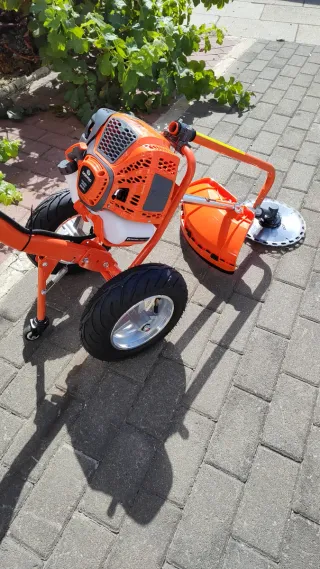 Desbrozadora con ruedas y disco