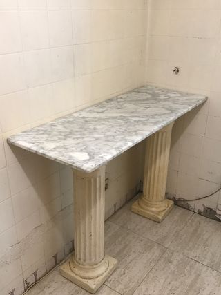 Mesa de mármol con columnas