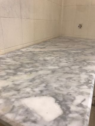 Mesa de mármol con columnas