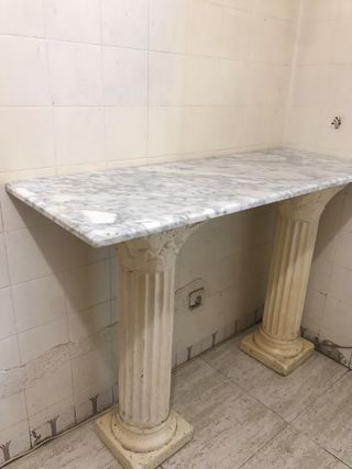 Mesa de mármol con columnas
