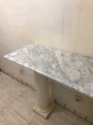 Mesa de mármol con columnas