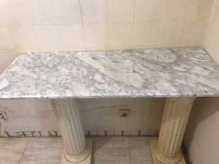 Mesa de mármol con columnas