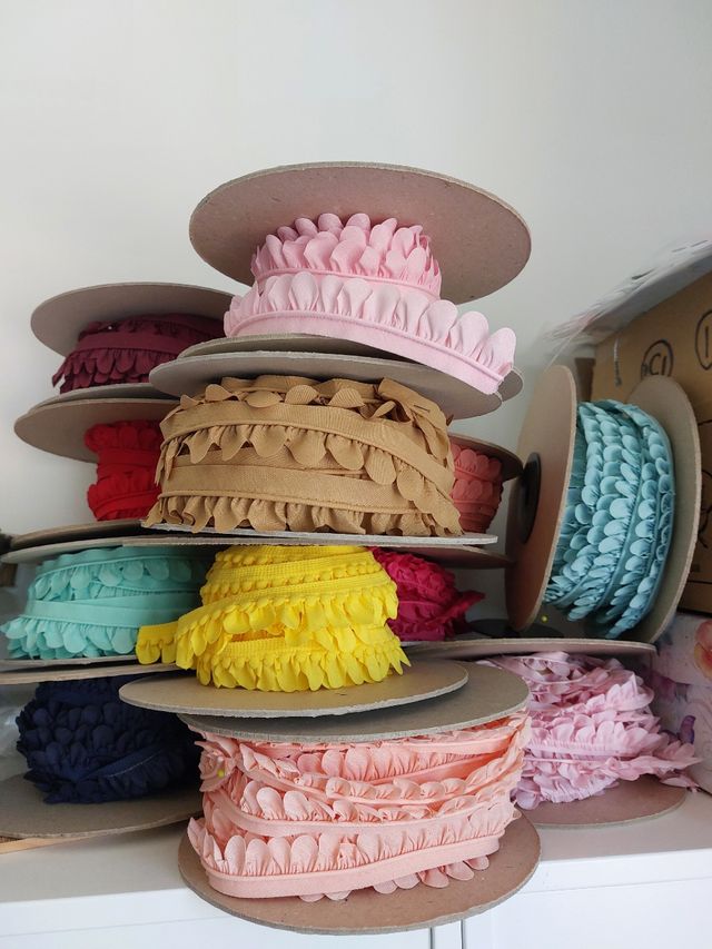 Vivos de tela en forma hoja en varios colores.