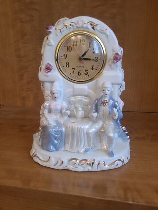Reloj de Porcelana con Figuras