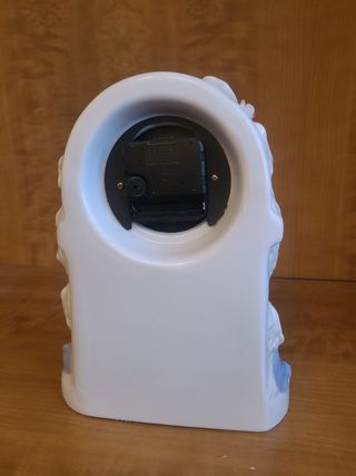 Reloj de Porcelana con Figuras