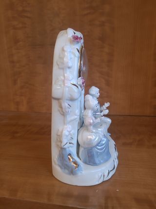 Reloj de Porcelana con Figuras