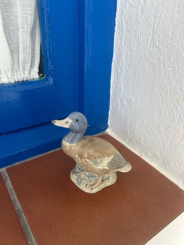 Figura de pato de porcelana