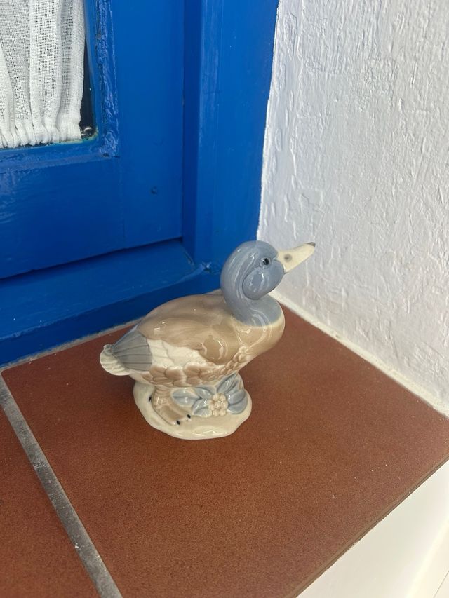 Figura de pato de porcelana