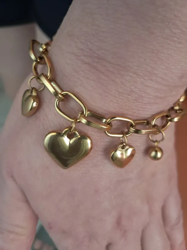 Pulsera Chapada en oro 18k,dorada con corazones.