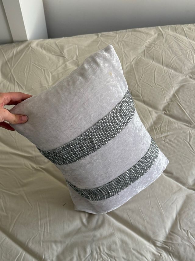 Cojín Decorativo Blanco y Plateado