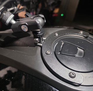 KTM Adv Duke Adaptador deposito camaras y gps 