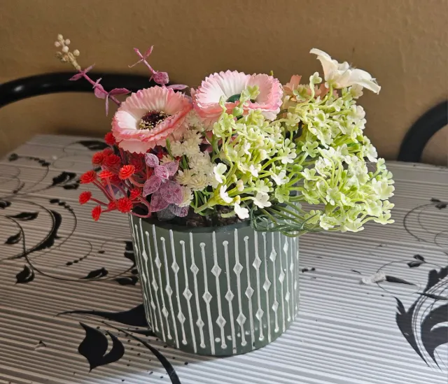 Centro de flores artificiales