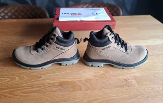Botas de seguridad Jhayber beige y negro