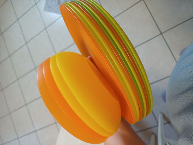 Set piatti,bicchieri e tazze di plastica colorati