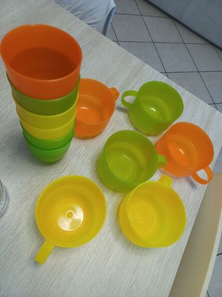Set piatti,bicchieri e tazze di plastica colorati