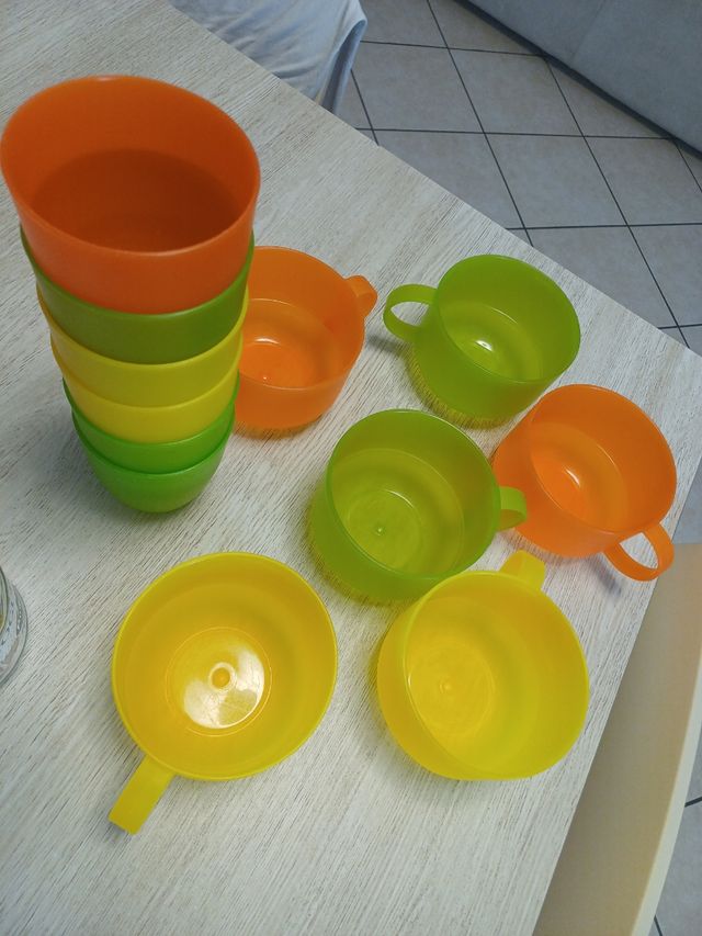 Set piatti,bicchieri e tazze di plastica colorati