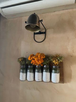 Lámpara de pared dorada y negra