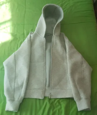 Lote 5 prendas: Sudadera y 4 camisetas