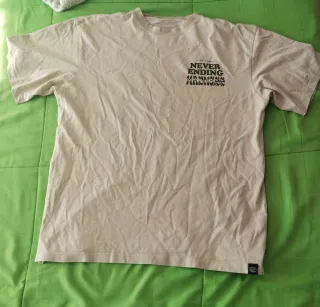 Lote 5 prendas: Sudadera y 4 camisetas