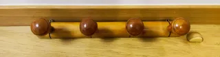 Perchero de madera con 4 pomos