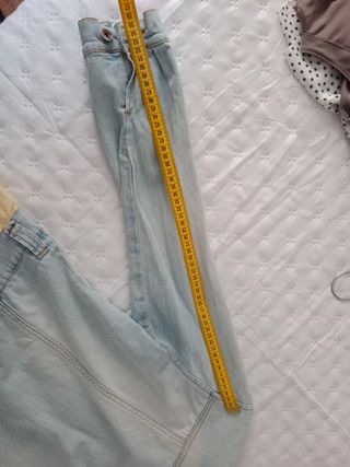 Chaqueta vaquera con volante amarilla