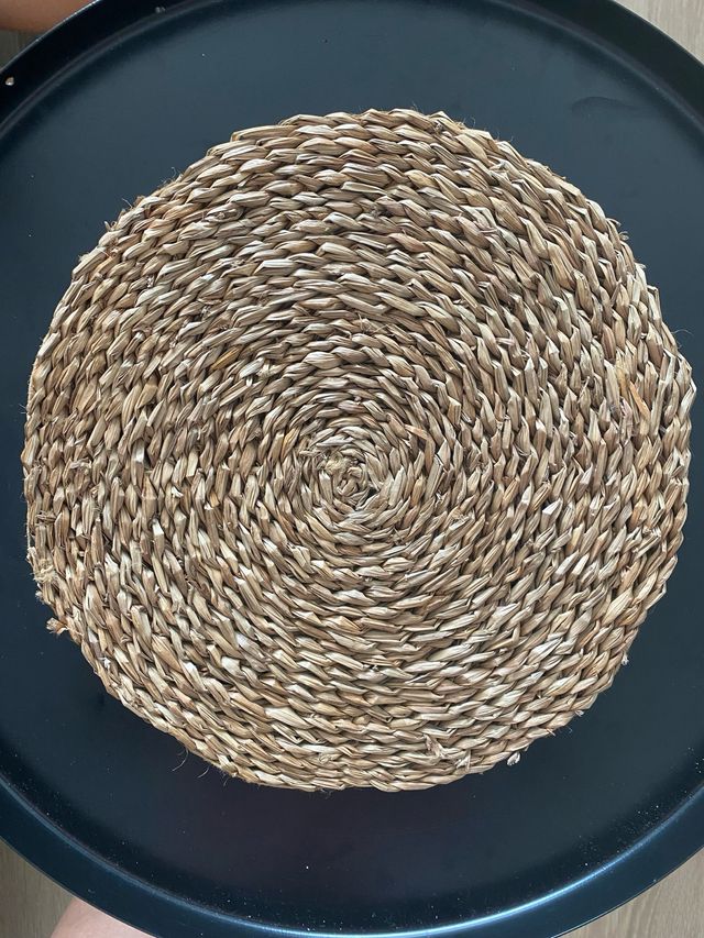 Salvamanteles redondos de mimbre. fibra natural.