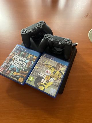 PS4 (PlayStation 4) con 2 mandos y juegos