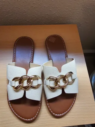 Sandalias blancas con cadena dorada